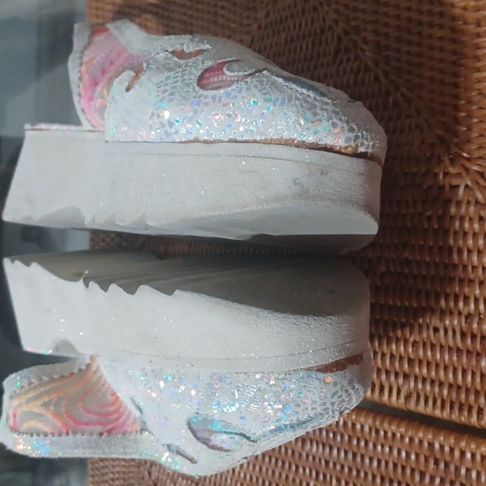 Shoes - Picture 6 of 9